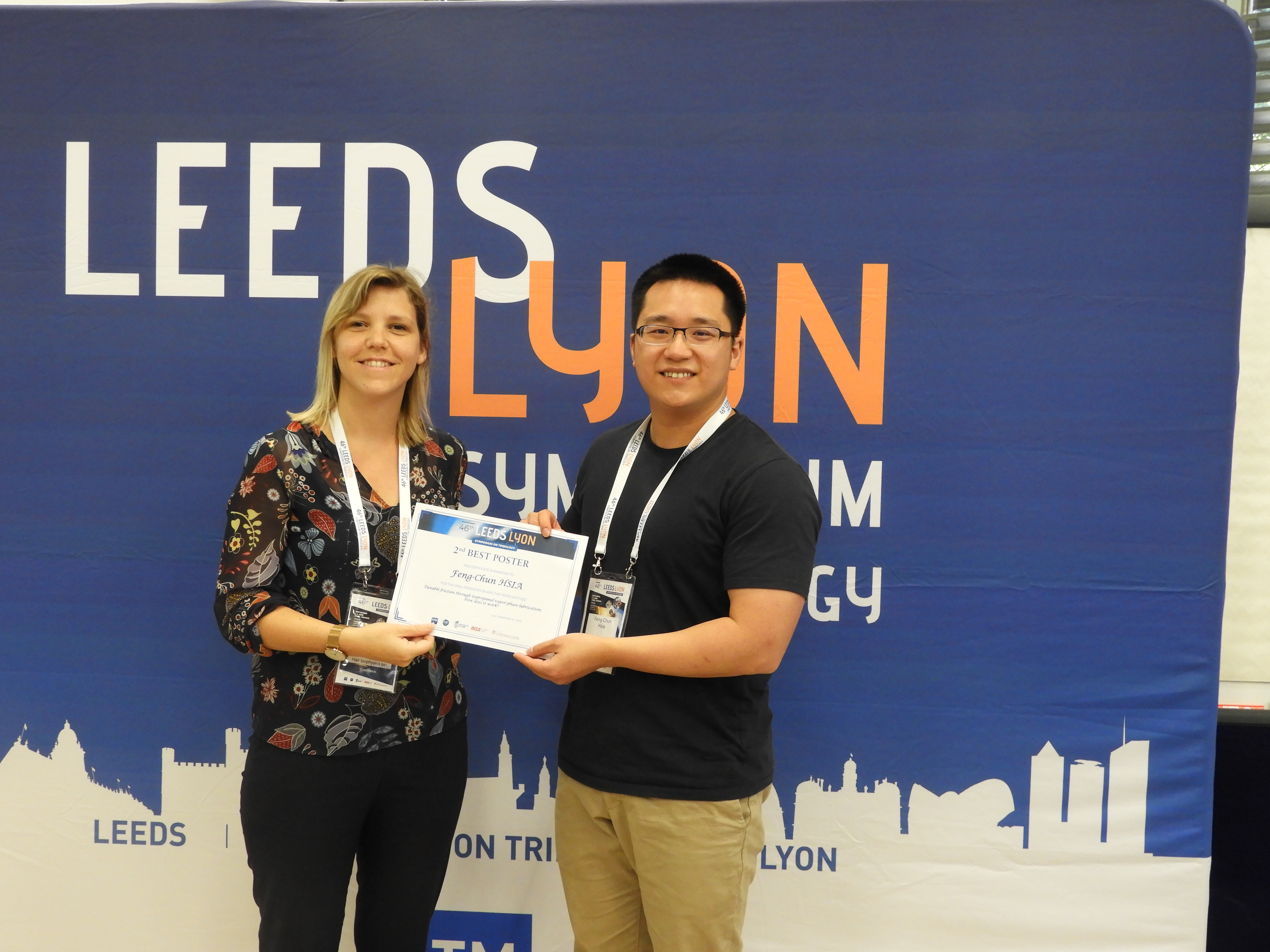 Feng-Chun Hsia (right) receives the best poster award from Judith Wollbrett-Blitz (left)