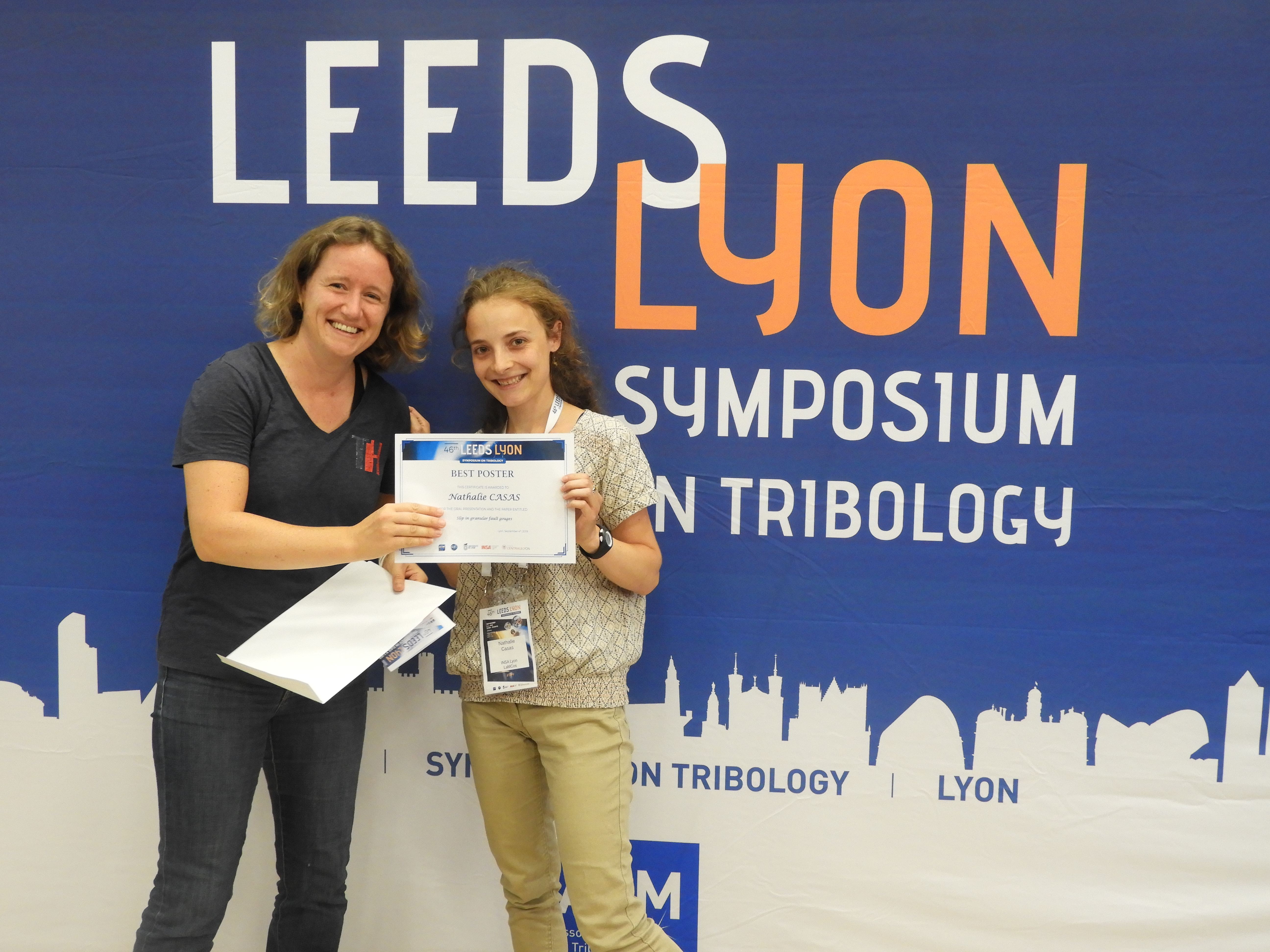Nathalie Casas (right) receives the best poster award from Sissi De Beer (left)